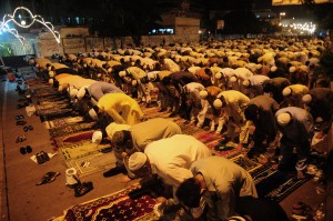 Fedeli pakistani in preghiera durante Ramadan (Afp)