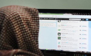 Ragazzo saudita in un internet point di Riyadh, Arabia Saudita (Afp)