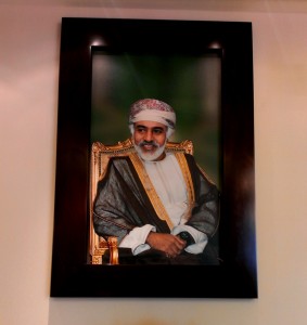 Il sultano Qabus in un quadro al City Season di Muscat (foto Elia Milani)