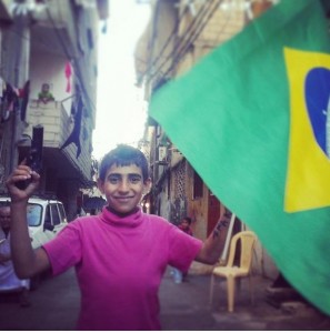 Un bambino, una bandiera del Brasile e una pistola giocattolo, Sabra e Shatila (foto Elia Milani)