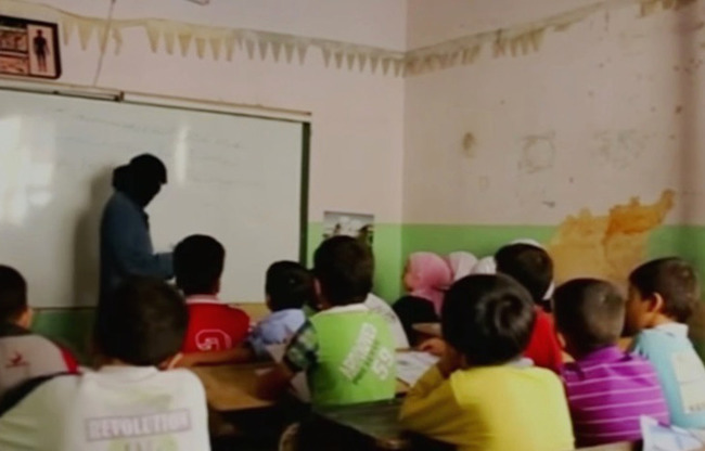 Bambini in una classe a Deir al Zur, città sotto il controllo dello Stato Islamico (Al Shurfa)