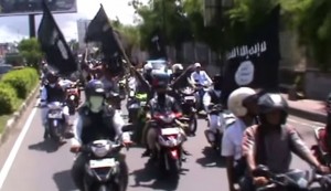 Il corte pro-Isis per le strade di Makassar, Indonesia (You Tube)