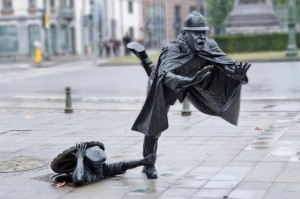 "De Vaartkapoen", la scultura di Tom Frantzen a Molenbeek (Pinterest)