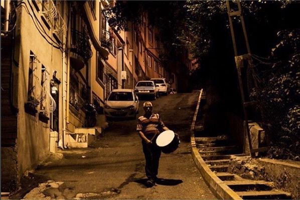 Yağup Kapcak, musaharati turco per le strade di Istanbul, Turchia (Oscar Durand, Istagram)